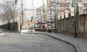 Tapias del corredor ferroviario por la calle de la Estación. / R. GÓMEZ/