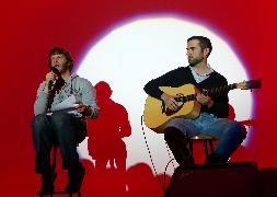 Pedro Letai recita algunos poemas en el seminario TEDx organizado este sábado por IE. / El Norte/