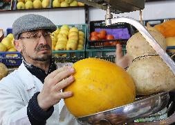 Eulogio Castaño, en su tienda Frutas Casero de la calle Fuente el Sol. / H. Sastre/