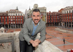 Óscar de Rivera en el balcón del Ayuntamiento de Valladolid. / Henar Sastre./