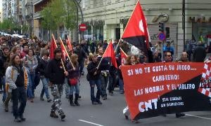 Manifestación de la CNT durante su recorrido por la calle Gamazo. J. M./