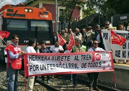 UGT se manifiesta en la estación de Viana de Cega paralizando durante unos minutos un tren de media distancia