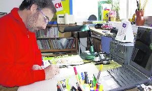Felipe López Salán en el estudio de su casa en Navarredondilla (Ávila). / El Norte/