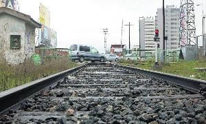Vía de Ariza por la que circulan los trenes de renault y que se quiere levantar para liberar suelo. / R. Gómez/