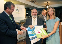 Antonio Silván y Alicia García, entregan la acreditación al director del Parador de Gredos, Gaspar Vallés. / M. Martín-Ical/