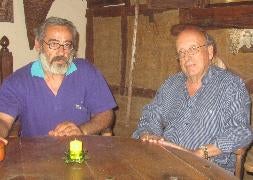 Jesús Martín Bezos y Aurelio Alonso Cortés recuerdan el paso de Jeff Bezos por Tierra de Campos. / Lorena Sancho/