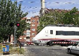 Un tren circular por el paso a nivel de Pilarica. / R. Gómez/