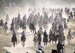Numerosos caballistas durante un encierro por el campo de las pasadas fiestas. / F. de la Calle/