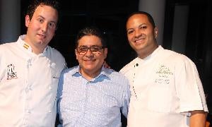El pastelero Julíán Arranz, Fernando Salazar y el jefe ejecutivo de cocina del Wyndham Gran Río Mar, de Puerto Rico. El Norte/