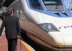 Un hombre se dispone a tomar el Ave en la estación Campo Grande. / H. S./