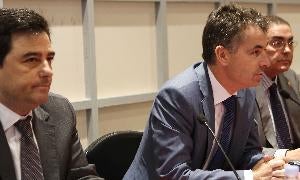 Jesús García del Valle, en el centro, en un momento de la presentación. / R. Gómez/