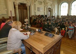 Los alumnos siguen el acto en el salón de plenos del Ayuntamiento. / H. SASTRE/