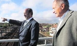 El alcalde muestra a Richard Rogers la zona del soterramiento en octubre de 2005. / H. SASTRE/