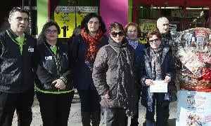Dos responsables de El Árbol, con algunos de los premiados. / G. Villamil/