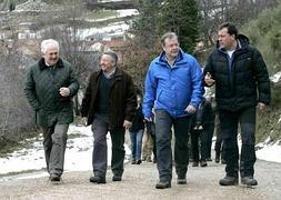 El consejero de Fomento y Medio Ambiente, Antonio Silván, con el alcalde de Posada de Valdeón, Tomás Alonso (i.) y el de Oseja de Sajambre, Antonio Mendoza (2d.). Junto a ellos, el delegado territorial de la Junta, Guillermo García (d). / Carlos S. Campillo-Ical/