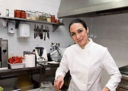 Palmira Soler prepara un arroz en la cocina del nuevo restaurante 5 Gustos. H. S./