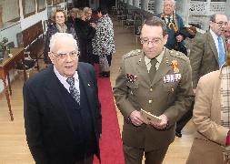 El presidente del Centro Segoviano de Madrid, Antonio Horcajo, y el general director de la Academia de Artillería, Alfredo Sanz y Calabria. / A. de Torre/