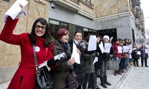El grupo de mujeres ante el registro de la propiedad de Salamanca. / Ical/