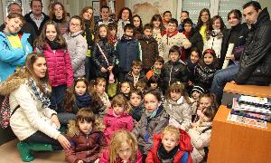 Grupo de alumnos y profesores, durante la visita a la redacción de El Norte de Segovia. / Antonio Tanarro/