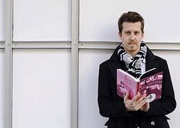 Doc Pastor posa con su libro, ayer en Valladolid. / N. G.-EFE/