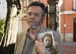 Jose Antonio Abella con su libro 'La sonrisa robada'. / Henar Sastre/