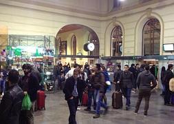 Decenas de pasajeros esperan en la estación vallisoletana./ El Norte/