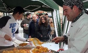 Dos cocineros reparten raciones de paella en la avenida Fernández Ladreda con motivo del Día Mundial de Concienciación del Autismo. / Antonio Tanarro/