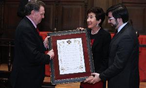 Ángel María de Pablos y Ernesto Monsalve entregan el himno a María Ángeles Martín. / Carlos Barrena/