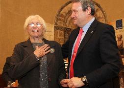 Susana Weich-Shahak muestra su emoción junto al presidente de la Asociación Cultural Ronda Segoviana tras recibir el premio. / Antonio Tanarro/