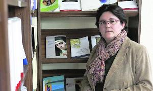 Inmaculada Delgado, rodeada de libros en las dependencias del Servicio de Publicaciones. / Almeida/