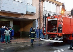 Los bomberos acudieron a sofocar las llamas en el trastero donde se registró la explosión/
