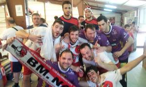 La plantilla del Nava celebra el ascenso. / El Norte/