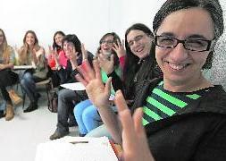 Clase práctica de lenguaje de signos en los locales de la Asociación de Pacres de Niños Sordos de Salamanca. / Almeida/