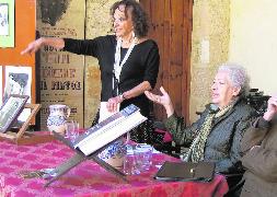 María Rosa Suárez Zuloaga y Andrea Pascual Barroso, ayer en el Museo Ignacio Zuloaga. / C. A./
