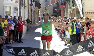 Antonio Núñez celebra la victoria en Baltanás. / Antonio Quintero/