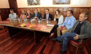 El alcalde, durante su intervención en la presentación del programa, con el concejal de deportes y representantes de los colectivos deportivos. / Antonio Quintero/