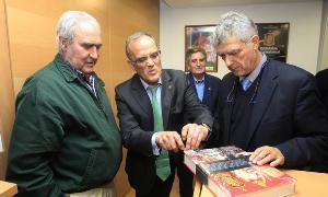 Villar, antes de firmar en el libro de la selección. / A. Q./