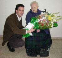 Los vecinos celebran el día de los mayores con un homenaje a la 'abuela' del pueblo, que en abril cumplirá 106 años