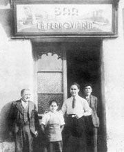 A la puerta de 'La Ferroviaria', Luciano Álvarez, a la izquierda, con los camareros Abundio y Anastasio, en 1938. / IMÁGENES DEL LIBRO/