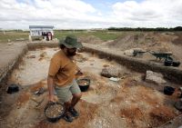 Un arqueólogo trabaja en la necrópolis de Las Ruedas. / H. S./