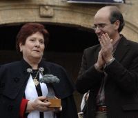Feli Cañada sonríe después de recoger ayer la Encina Charra de manos del alcalde de Ciudad Rodrigo. / MONDRIÁN/