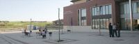 Residencia Plaza Real y, al fondo, el solar del futuro hospital. / H. S./