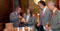 El codirector del Proyecto Pintia, Fernando Romero, muestra una vasija a Shumake en presencia de Sanz y Redondo. / RICARDO OTAZO/