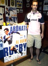 Paco Mahamud posa junto a un cartel. / CRISTINA R. VECINO/