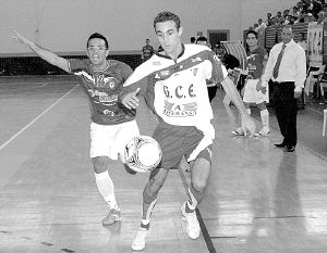 Adriá avanza con el balón ante un rival del Manacor. / TICO LUCA/