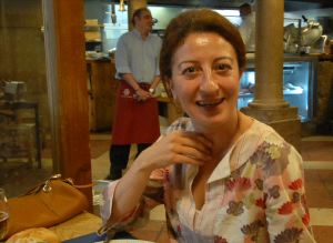 La actriz disfruta de la comida castellana en uno de los restaurantes céntricos de Valladolid. / MARCOS YLLANA-EL NORTE/