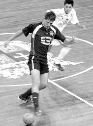 Un jugador del Sani 2000, con la posesión del balón. / M. DE LA FUENTE/