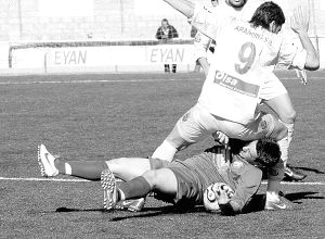 Recaman cae sobre el jugador del Cristo Jairo, que más tarde fue expulsado. / MERCHE DE LA FUENTE/