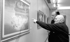 Ambrosio Ortega muestra al director de la Obra Social de Caja España uno de sus cuadros. / J. RUIZ/