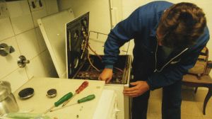 Un técnico inspecciona una cocina de gas natural en una vivienda. / POSTIGO/